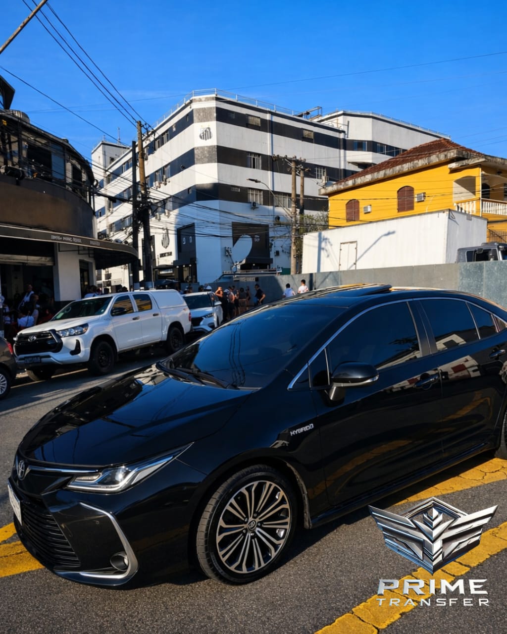 Sedan híbrido executivo preto da Prime Transfer em Santos