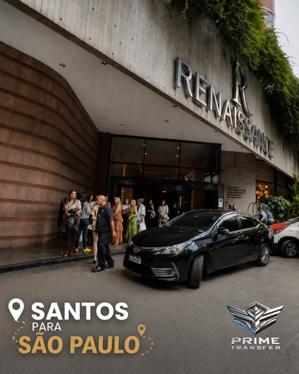 Sedan executivo preto atendendo evento em frente ao hotel Renaissance